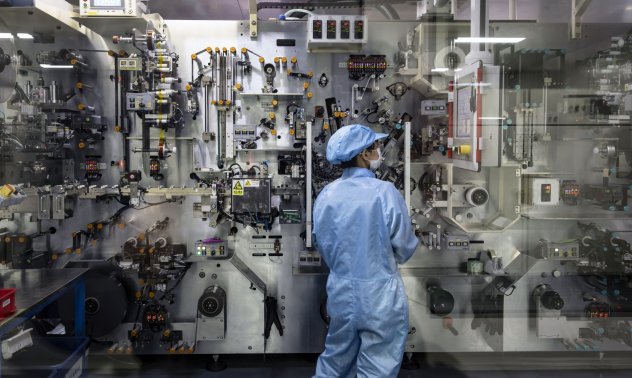 Китайскoто производство се сви за първи път от началото на пандемията