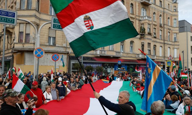 Унгарците провеждат съпернически митинги в политически тест преди изборите