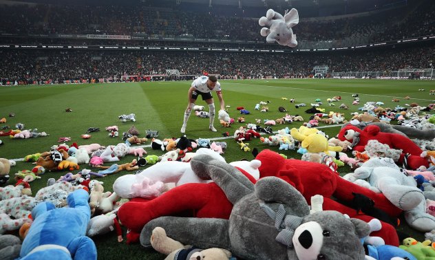 Турските футболни фенове скандираха за оставка на Ердоган в рядък протест