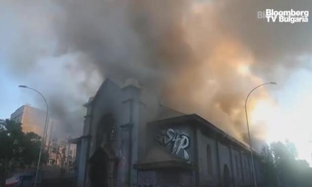 Протестиращи подпалиха 2 църкви в Чили