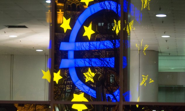 Макрон вижда нови перспективи пред еврото, докато Тръмп отслабва долара