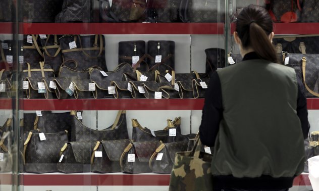 Продажбите на луксозни стоки отчитат спад заради охлаждане на глобалното търсене