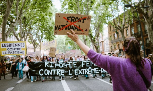 Льо Пен привлича все повече жени, но не и феминистките във Франция