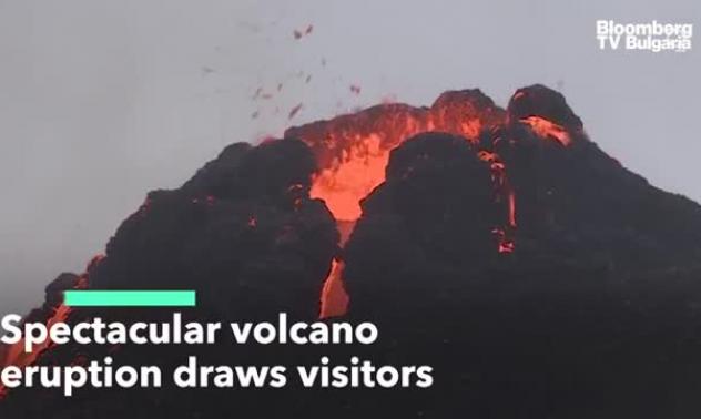 Забележително изригване на вулкан привлича посетители