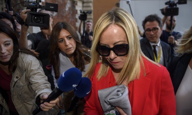 Държавният кораб на Мелони се насочва към мътни води