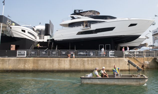Продажбите на суперлуксозни яхти намаляват, но пък жадно се отдават под наем