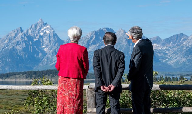 Централните банкери се разминават за пътя на лихвите преди Джаксън Хоул