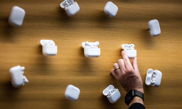 Новият софтуер на AirPods ще им позволи да превеждат разговори на живо