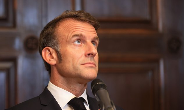 Макрон е притиснат до стената от съперниците си след оставката на премиера