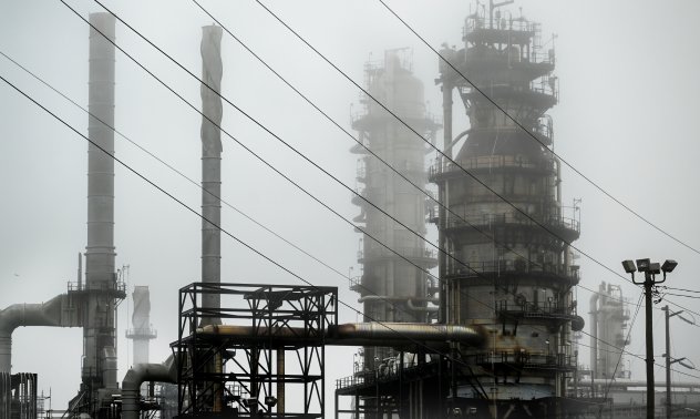 Украйна твърди, че е ударила две рафинерии дълбоко в Русия