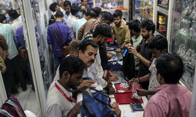 Разпродадено в Индия, паника в Лондон: Как пазарът на сребро се счупи