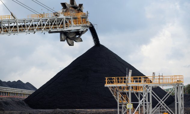 Банките продължават да финансират въгледобива въпреки обещаните ограничения