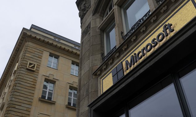 Сливка: Microsoft трябва да продаде Office и Windows, за да стимулира бизнеса с облачни услуги