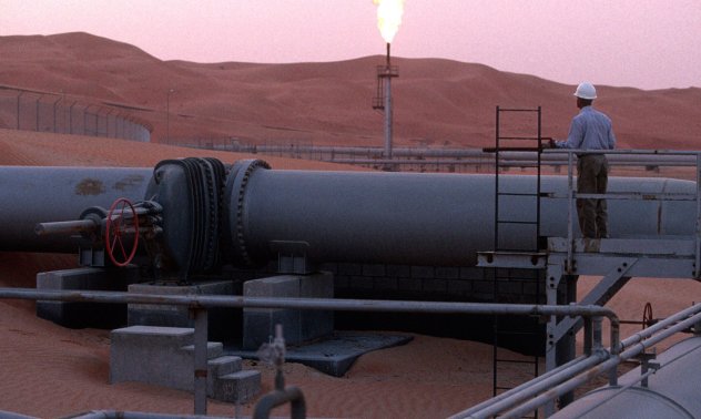 Петролът се насочва към пети седмичен ръст, а пазарът започва да се свива