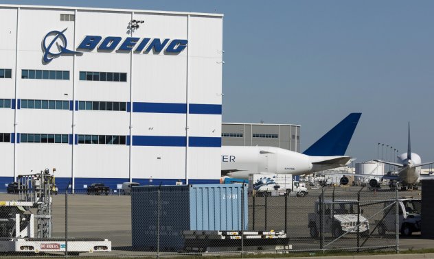 Boeing намалява производството на 787 заради нов дефект