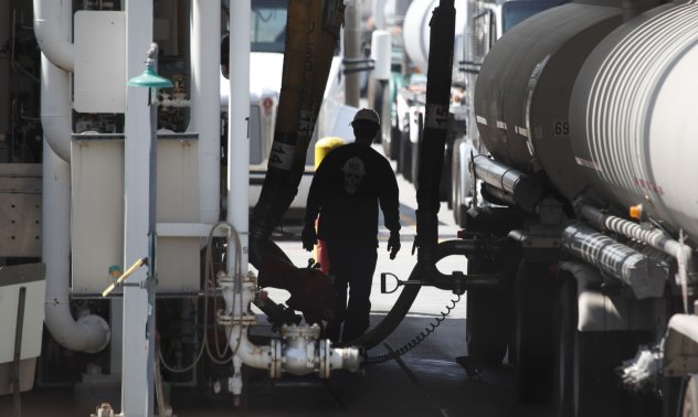 Нефтът продължава спада заради коронавируса и засилващото се шистово производство в САЩ