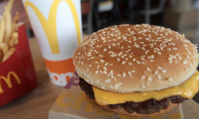 Десетки са се натровили, а един е починал от сандвичи на McDonald’s в САЩ