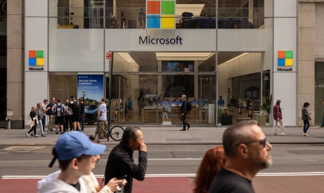 Продажбите на Microsoft надминаха очакванията, акциите на Alphabet се сриват