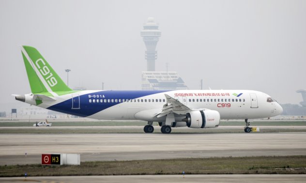 Китайският конкурент на Airbus и Boeing направи първия си търговски полет