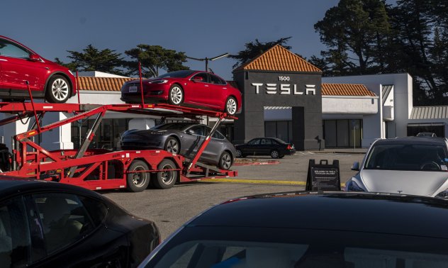 Tesla - как се управляват безаварийно 100 000 души 