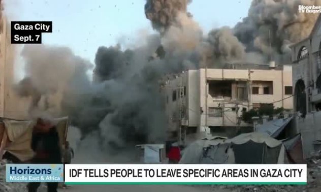 Израел бомбардира Газа, но не бърза с танковете 