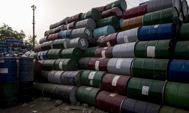 Петролът се стабилизира с фокус върху покупките от Индия и атаките на Украйна