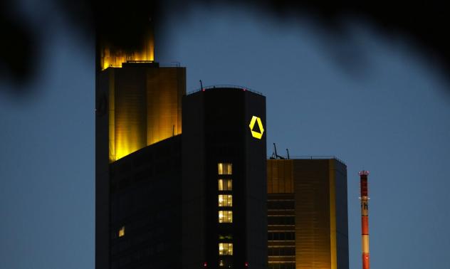 Deutsche Bank и Commerzbank одобряват сливанията, но не и сега