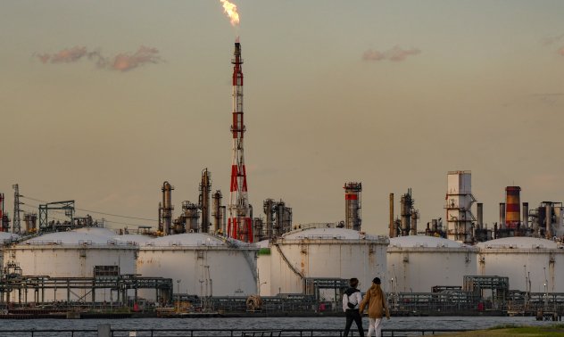 Петролът задържа спада си - преговорите за примирие в Газа намаляват рисковата премия