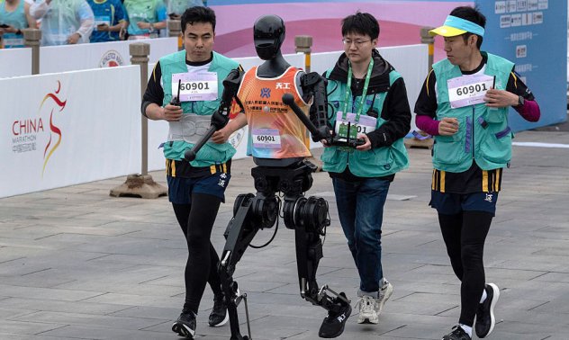 Човеците победиха андроидите на първия смесен маратон в Китай