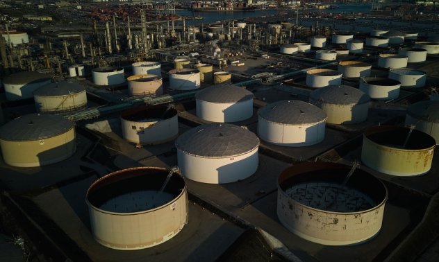 Петролът е на четиримесечно дъно поради признаци за нарастващи запаси в САЩ