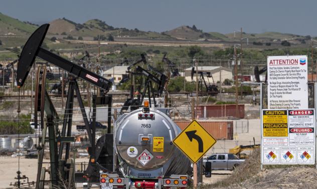 Петролът се задържа близо до $71, а вирусът отново разтревожи пазарите