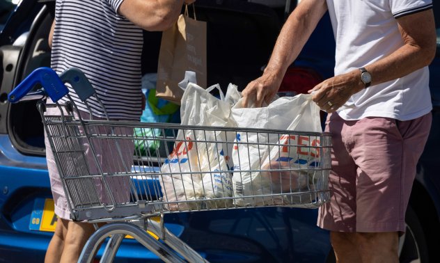 Голяма част от стоките в потребителската кошница на Великобритания поевтиняват