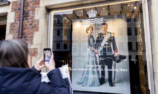 Крал Фредерик X заема датския престол, след като майка му абдикира