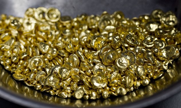 Златото слиза от рекорд, доларът се възстанови след намаляване на лихвите в САЩ