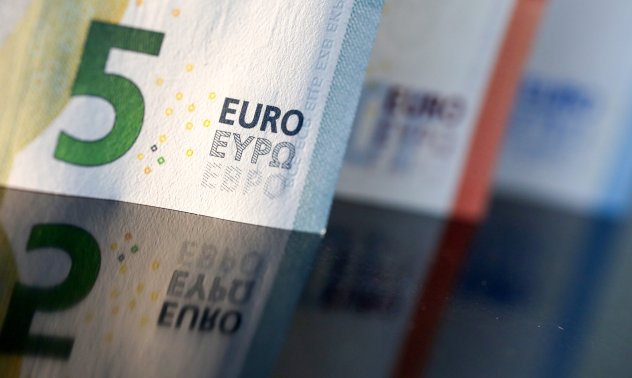 Еврото ще отчете най-слабия си месец от над 1 година