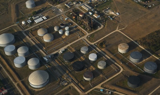 Цената на петрола се стабилизира след тридневно рали