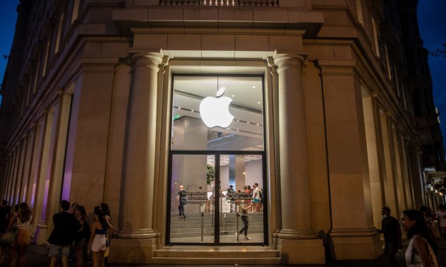 Apple избeгна срива в сектора, Amazon шокира с прогнози за празниците