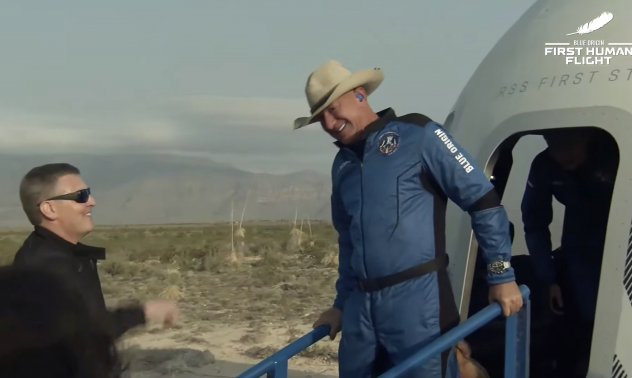 „Най-добрият ми ден“: Безос успешно завърши първия полет на Blue Origin