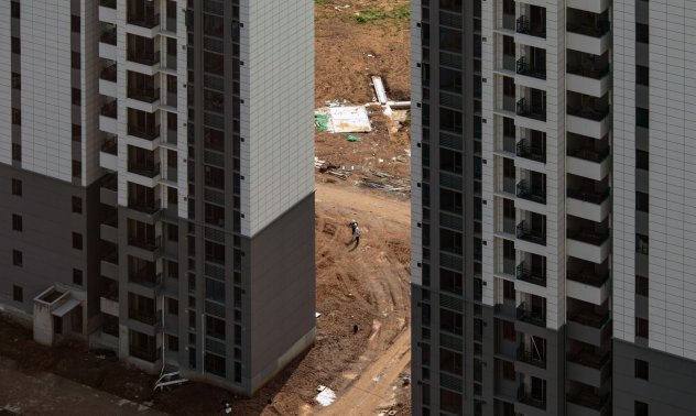 Китай се надпреварва да сложи край на имотната паника и да запълни недостига