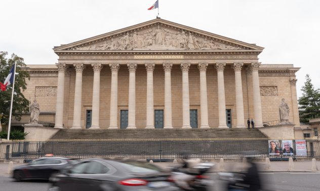 Макрон търси последни вратички, за да спаси правителството на Франция