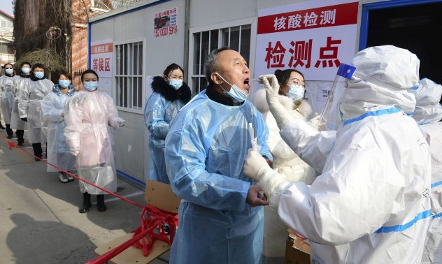 Китай се бори с най-широкото си огнище на Covid досега във всяка провинция