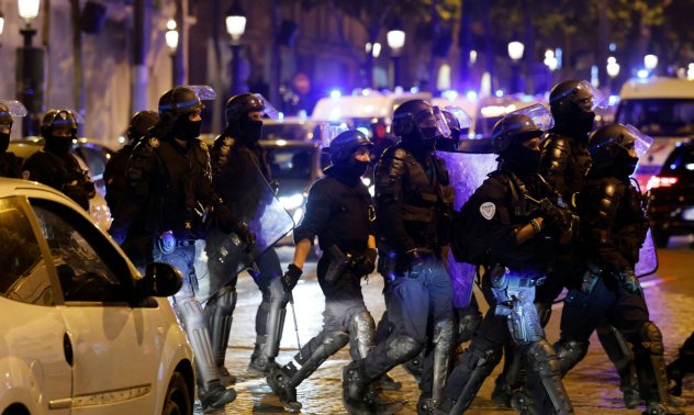 Френските бунтове предизвикват дежа вю и повишават рисковете за Макрон