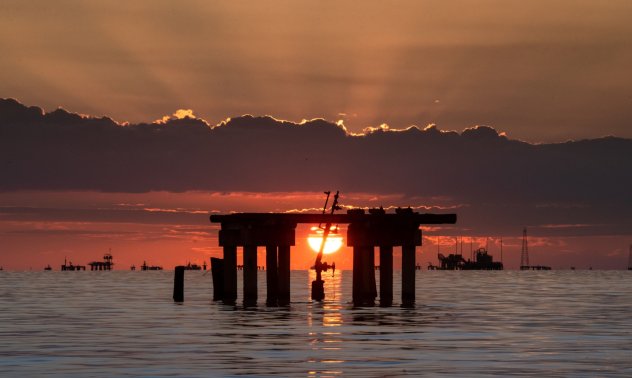 Петролните и газовите компании са изправени пред понижаване на кредитните рейтинги