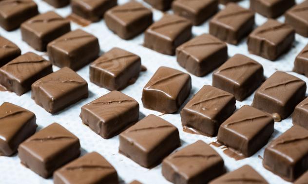 Защо акция на производител на шоколад струва повече от Porsche Taycan?