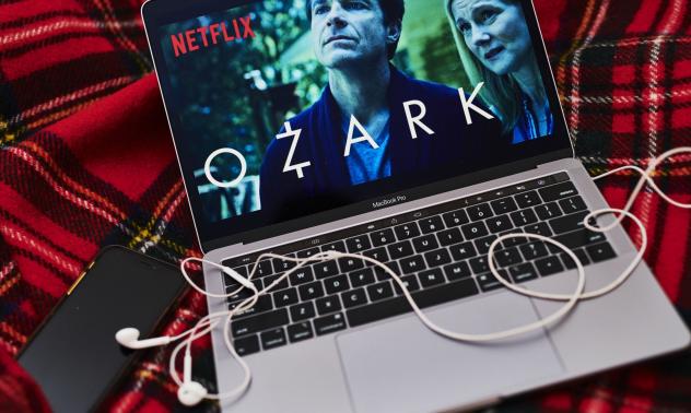 Какво да гледаме през лятото: Вижте премиерите в стрийминг платформите през август