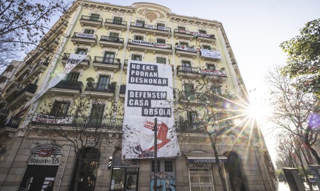 Защо местната власт в Барселона купи сграда, символизираща жилищната криза
