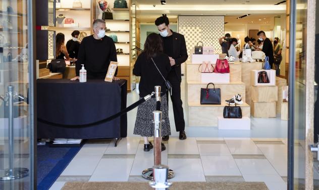 Потребителските разходи в САЩ нарастват през май въпреки спада в доходите 