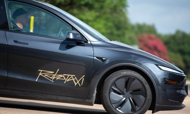 За всeки друг пускането на роботакси би било голям успех - не и за Tesla