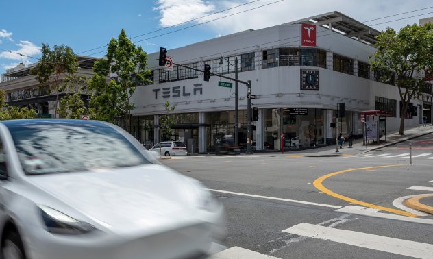 Обещанието на Мъск за много роботаксита е в противоречие с регулациите в САЩ