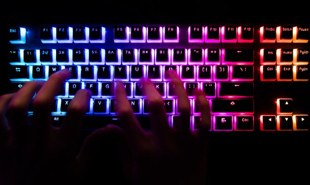 Киберизмамници използват AI за фалшиви уебсайтове, точно копие на истинските